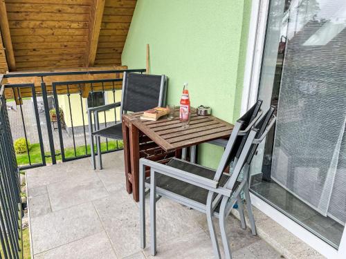 レーベルにあるApartment Müritz Ferienpark Röbel-29 by Interhomeの木製テーブル