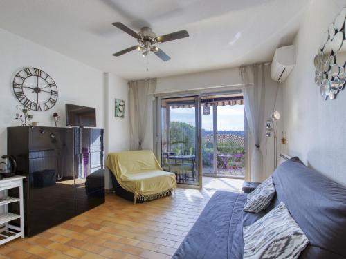 une chambre avec un lit et une horloge au mur dans l'établissement Apartment Vanille by Interhome, à Bandol