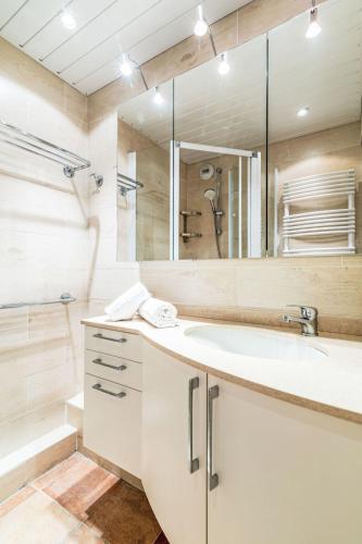 Apartment Les Tommeuses - Val Claret-37 by Interhome