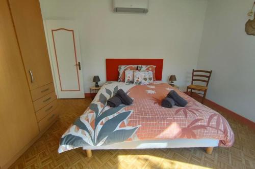 - une chambre avec un grand lit et un couvre-lit coloré dans l'établissement Le paradis des pécheurs, à Châtillon-sur-Cher