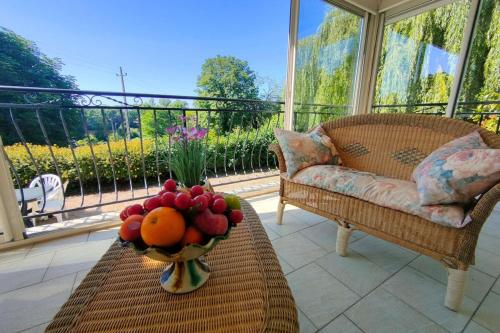- un bol de fruits sur une table sur une terrasse couverte dans l'établissement Le paradis des pécheurs, à Châtillon-sur-Cher