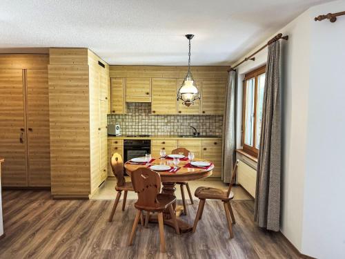 eine Küche mit Tisch und Stühlen in einem Zimmer in der Unterkunft Apartment Toissa A13 by Interhome in Salouf