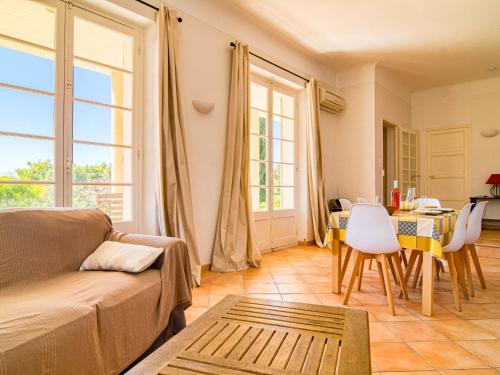 un salon avec un canapé et une table dans l'établissement Holiday Home Le Farigoulo by Interhome, à Sanary-sur-Mer