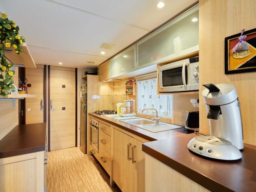 une cuisine avec un mixeur au-dessus d'un comptoir dans l'établissement Holiday Home Rêves & Sérénité by Interhome, à Saint-Georges-de-la-Rivière