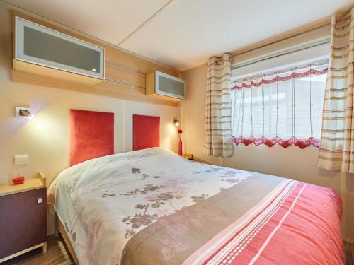 une chambre avec un lit et une fenêtre dans l'établissement Holiday Home Rêves & Sérénité by Interhome, à Saint-Georges-de-la-Rivière