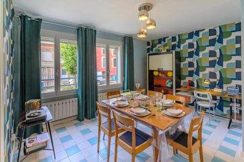 une salle à manger avec une table et des chaises dans l'établissement Sixties Forever - une immersion années 60, à Aubenton