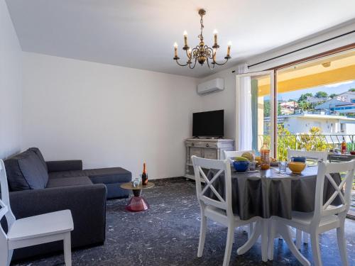 un salon avec une table et un canapé dans l'établissement Apartment Les Voiles by Interhome, à Six-Fours-les-Plages