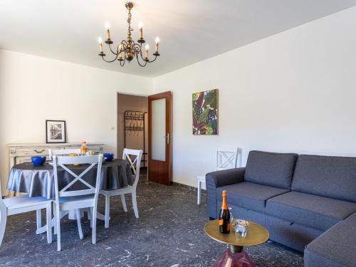 un salon avec un canapé et une table dans l'établissement Apartment Les Voiles by Interhome, à Six-Fours-les-Plages