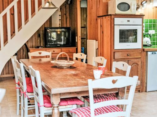 une salle à manger avec une table et des chaises en bois dans l'établissement Holiday Home L'Eglantier by Interhome, à Loupiac