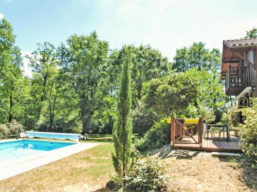 un jardin avec une piscine et une maison dans l'établissement Holiday Home L'Eglantier by Interhome, à Loupiac