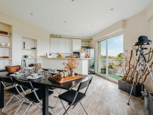 une cuisine et une salle à manger avec une table et des chaises dans l'établissement Apartment La Houle by Interhome, à Saint-Briac-sur-Mer