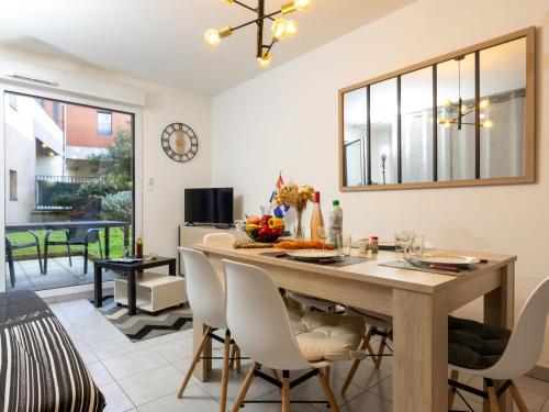 une cuisine et une salle à manger avec une table et des chaises dans l'établissement Studio Nautica-2 by Interhome, à Saint-Malo