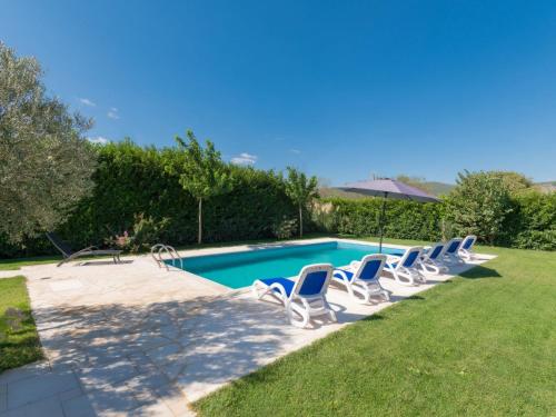 Una fila de sillas junto a una piscina. en Holiday Home Six Brothers by Interhome, en Donji Proložac