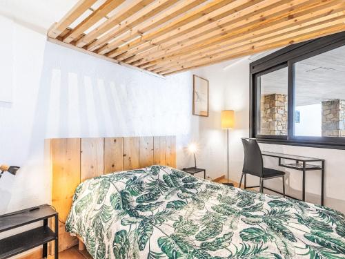 une chambre avec un lit, un bureau et une fenêtre dans l'établissement Studio Galiote-30 by Interhome, à La Foux