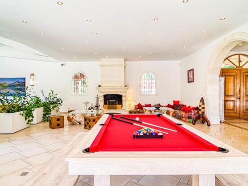 - un billard dans le salon dans l'établissement Holiday Home La Bonne Nouvelle by Interhome, à Méounes-lès-Montrieux