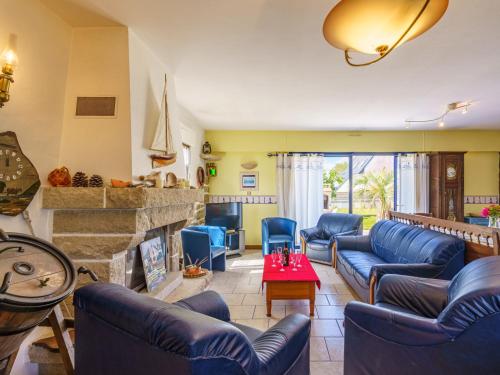 - un salon avec des canapés bleus et une cheminée dans l'établissement Holiday Home La mouette bleue by Interhome, à Loctudy