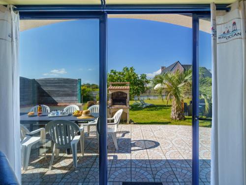 une vue depuis la porte-fenêtre d'une table et de chaises dans l'établissement Holiday Home La mouette bleue by Interhome, à Loctudy