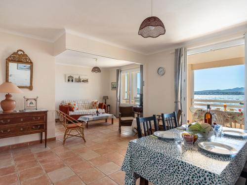 un salon avec une table et un canapé dans l'établissement Apartment Résidence Les Flots by Interhome, à Sanary-sur-Mer