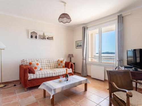 un salon avec un canapé et une télévision dans l'établissement Apartment Résidence Les Flots by Interhome, à Sanary-sur-Mer