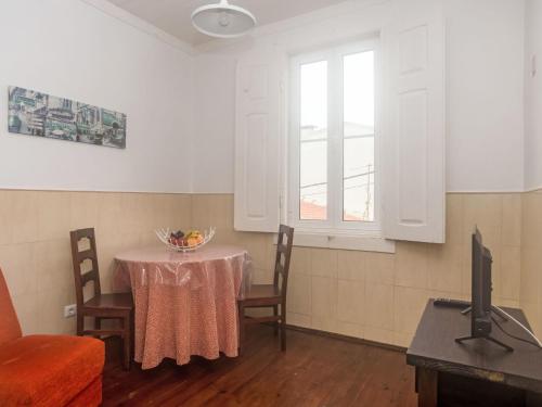 Un comedor con una mesa y una ventana. en Apartment Surfers Inn 2 by Interhome, en Peniche