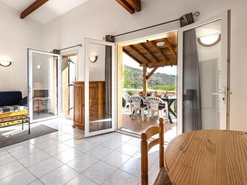 - un salon décloisonné avec une table et des chaises dans l'établissement Holiday Home Casa Murticcio 1 by Interhome, à Bonifacio