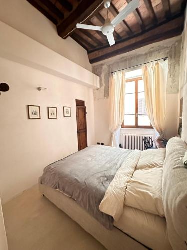 a bedroom with a large bed and a window at Il cuore in Toscana in Massa Marittima