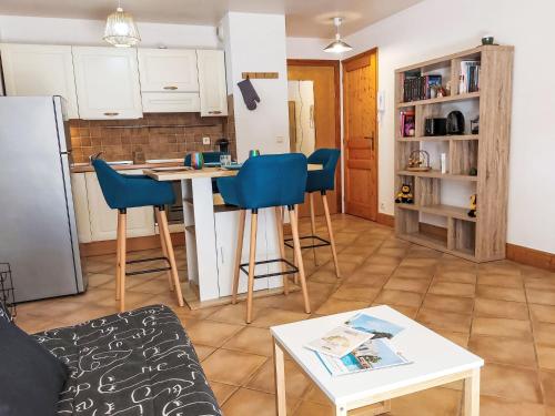 une cuisine avec une table et des chaises dans une pièce dans l'établissement Apartment Conseil-9 by Interhome, à Saint-Gervais-les-Bains