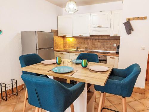 Kuchyň nebo kuchyňský kout v ubytování Apartment Conseil-9 by Interhome