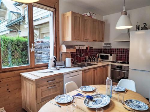 une cuisine avec une table avec des assiettes dessus dans l'établissement Apartment Chalet du Rosay by Interhome, à Saint-Gervais-les-Bains