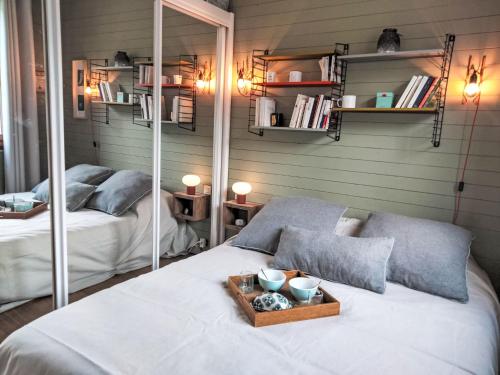 - une chambre avec 2 lits et un plateau sur un lit dans l'établissement Apartment Chalet du Rosay by Interhome, à Saint-Gervais-les-Bains