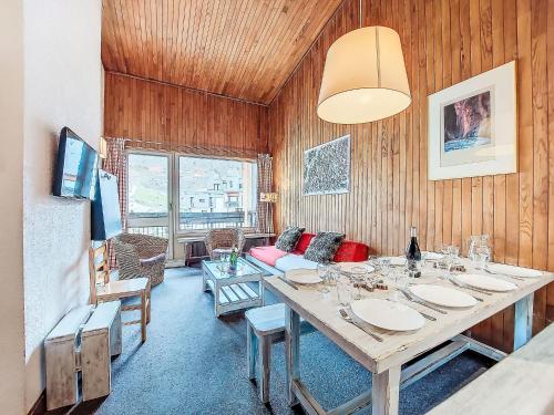 une salle à manger avec une table et un canapé dans l'établissement Apartment Le Grand Tichot A et B - Val Claret-18 by Interhome, à Tignes