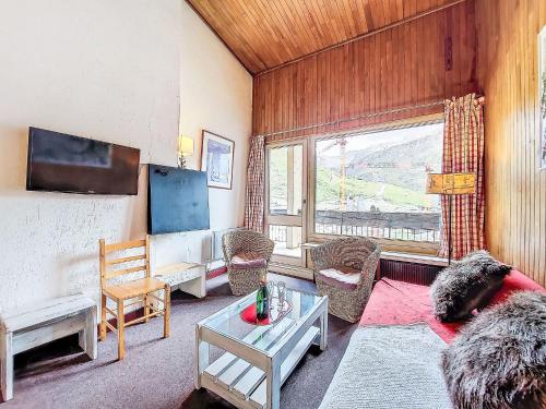 un salon avec un canapé et une table dans l'établissement Apartment Le Grand Tichot A et B - Val Claret-18 by Interhome, à Tignes