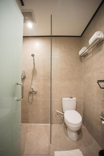 Ένα μπάνιο στο Allstay Ecotel Yogyakarta