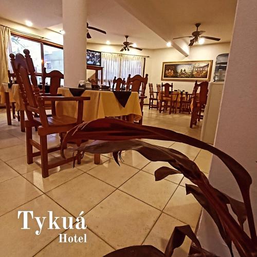 Un restaurante u otro lugar para comer en Hotel Tykua