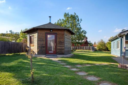 a small house in a yard with a small tree at Ferienhäuser Hainichhöhe in Hörselberg-Hainich