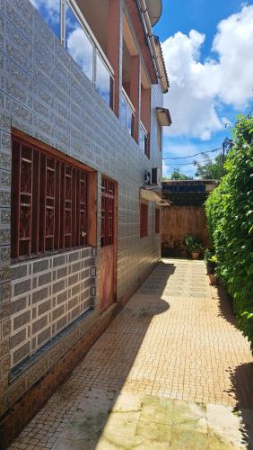 ビサウにあるCasa Zauad low cost family houseの赤いドアと歩道のあるレンガ造りの建物