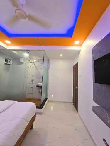 TV a/nebo společenská místnost v ubytování Hotel Aaditya Inn