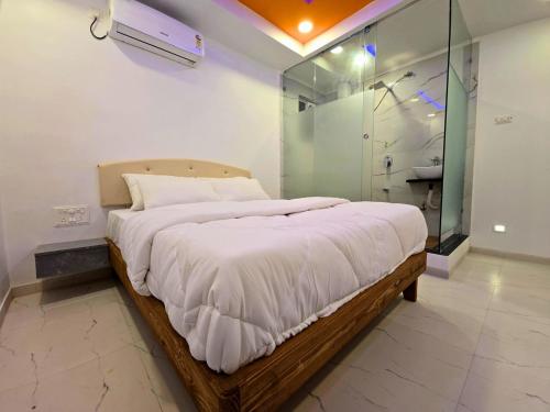 Ένα ή περισσότερα κρεβάτια σε δωμάτιο στο Hotel Aaditya Inn