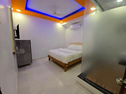 Ένα ή περισσότερα κρεβάτια σε δωμάτιο στο Hotel Aaditya Inn