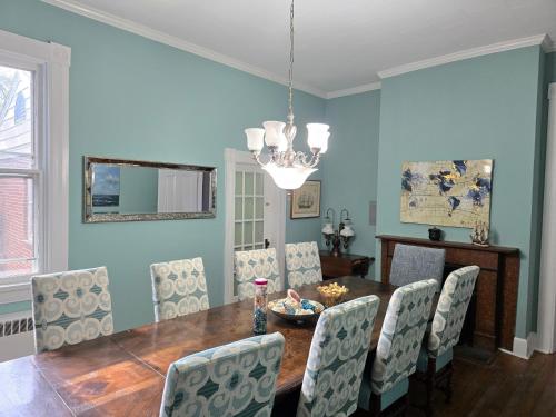 Posezení v ubytování Newly Renovated Historic 6-Bedroom Manor, Where Timeless Elegance Meets Modern Luxury