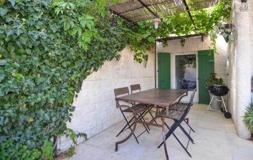 Kawasan patio atau luaran di 3 Bedroom Lovely Home In Maillane
