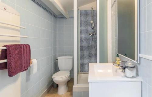Bilik mandi di 3 Bedroom Lovely Home In Maillane