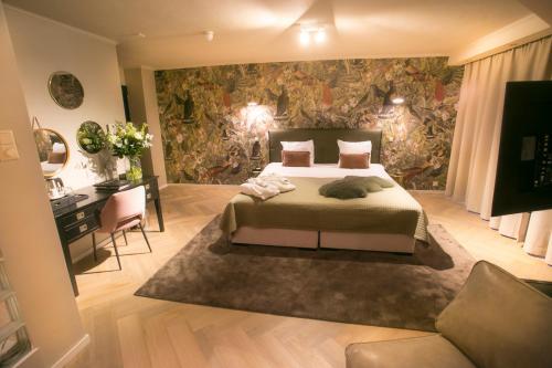 a bedroom with a bed and a wall with a painting at Van der Valk Hotel Avifauna in Alphen aan den Rijn
