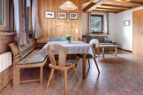 a dining room with a table and chairs at Appartement Egart 2 in Resia