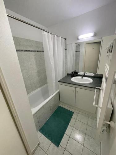 une salle de bain avec un lavabo, un miroir et une baignoire dans l'établissement Cosy 3 Pièces Toulouse Jean Chaubet - 4-5 Pers, à Toulouse
