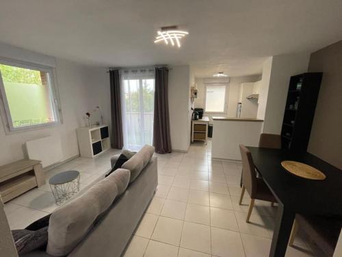 un grand salon avec un canapé et une table dans l'établissement Cosy 3 Pièces Toulouse Jean Chaubet - 4-5 Pers, à Toulouse