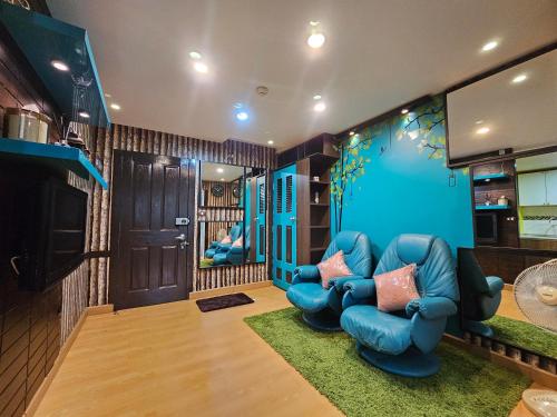 Ruang duduk di Plus 2 Condo Phuket by ABCD