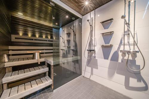 a bathroom with a shower and a glass wall at Levillas koutakaari 6B in Levi