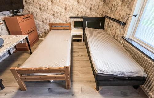 Una cama o camas en una habitación de Cozy Home In Tvååker With Wifi