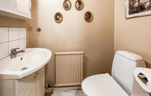Un baño de Cozy Home In Tvååker With Wifi
